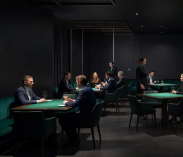 Temný prémiový interiér restaurace Karlovia s večerní atmosférou a stolními hrami