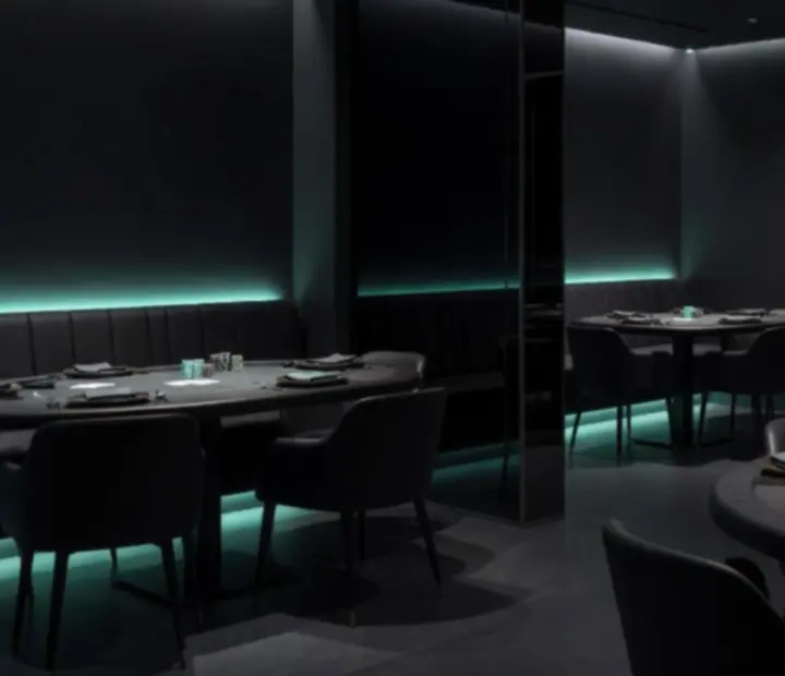 Elegantní temný interiér restaurace Karlovia s večerním stolovým uspořádáním.